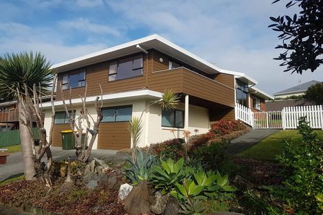 Photo of property in 10 Lexington Drive, Botany Downs, Auckland, 2010