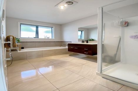 Photo of property in 89 Lake Panorama Drive, Henderson Valley, Auckland, 0612