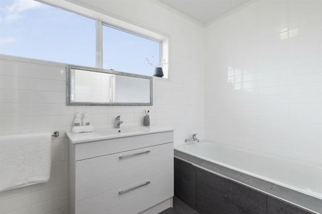 Photo of property in 1/22 Tui Glen Road, Birkenhead, Auckland, 0626