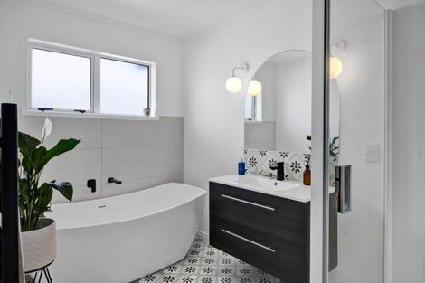 Photo of property in 8 Hussey Street, Oakura, 4314