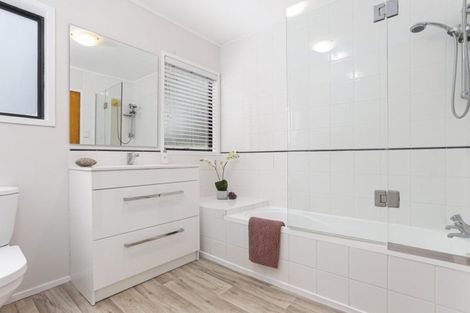 Photo of property in 27 Awhiorangi Promenade, Swanson, Auckland, 0816