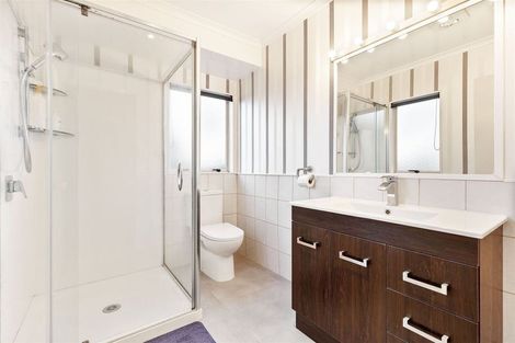 Photo of property in 13 Bridgehead Cove, West Harbour, Auckland, 0618