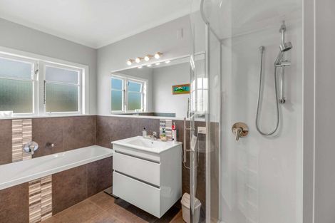 Photo of property in 33 Winston Avenue, Hokowhitu, Palmerston North, 4410