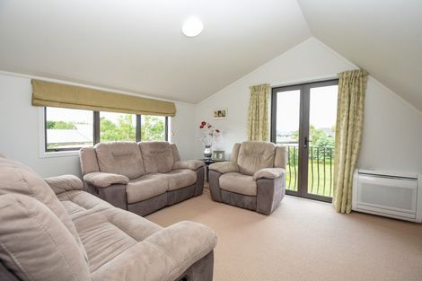 Photo of property in 8 Daffodil Grove, Carterton, 5713