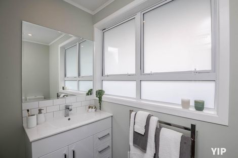 Photo of property in 58 Catherine Crescent, Paparangi, Wellington, 6037