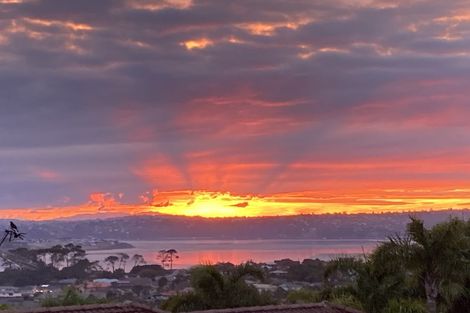 Photo of property in 86 Luckens Road, West Harbour, Auckland, 0618