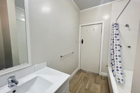 Photo of property in 9 Hungerford Road, Lyall Bay, Wellington, 6022