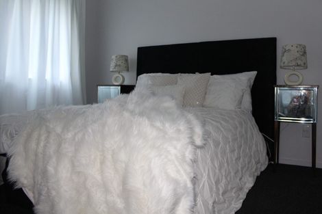 Photo of property in 1/17 Kupari Place, Totara Vale, Auckland, 0629