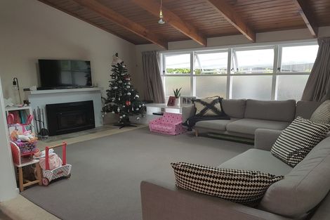 Photo of property in 8 Peter Terrace, Castor Bay, Auckland, 0620