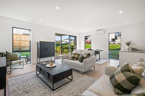 Photo of property in 2/529g Massey Road, Mangere, Auckland, 2022