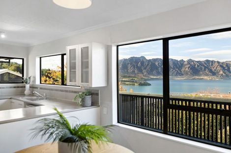 Photo of property in 44 Wynyard Crescent, Fernhill, Queenstown, 9300