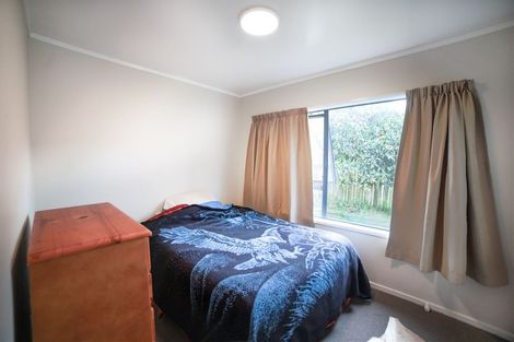 Photo of property in 2/73 Etherton Drive, Weymouth, Auckland, 2103