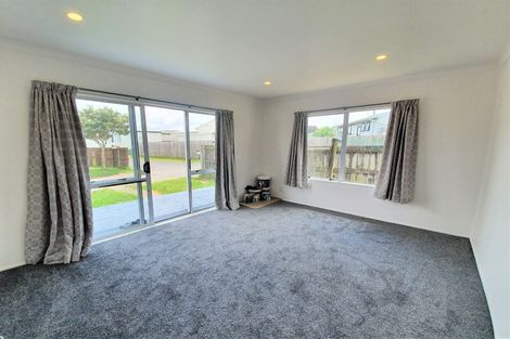 Photo of property in 2/43 Solveig Place, Randwick Park, Auckland, 2105