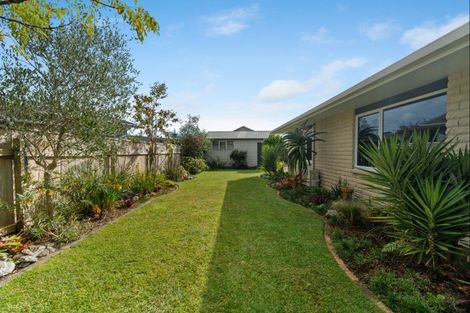 Photo of property in 33 Heta Road, Highlands Park, New Plymouth, 4312
