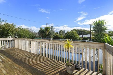 Photo of property in 6 Grainger Road, Te Atatu South, Auckland, 0610