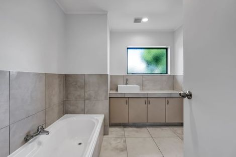 Photo of property in 3e Kinross Drive, Merrilands, New Plymouth, 4312