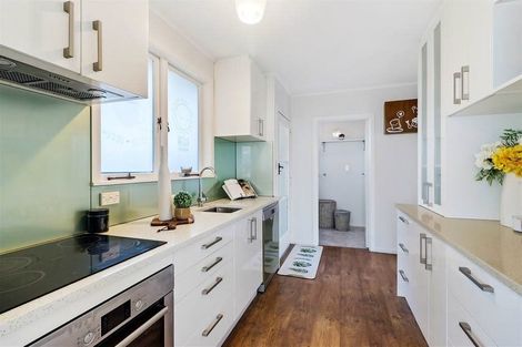 Photo of property in 32 Kirrie Avenue, Te Atatu South, Auckland, 0610