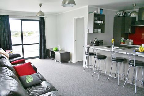 Photo of property in 16a Woodall Place, Totara Vale, Auckland, 0627