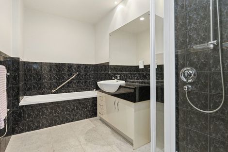 Photo of property in 1a/171 Hurstmere Road, Takapuna, Auckland, 0622