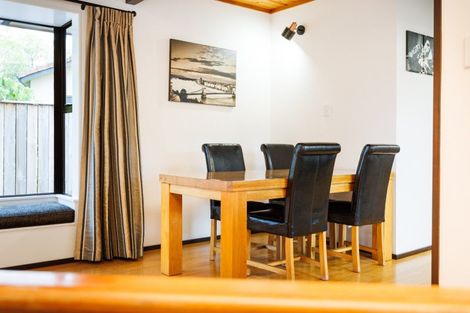 Photo of property in 11 Hillgrove Place, Fitzherbert, Palmerston North, 4410