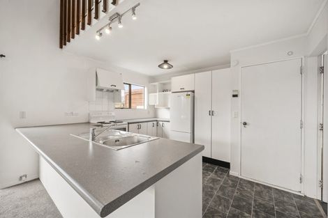 Photo of property in 27a Kingsbridge Place, Newlands, Wellington, 6037