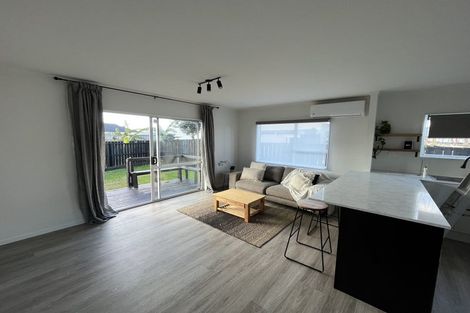 Photo of property in 2/2 Hatherley Place, Clendon Park, Auckland, 2103