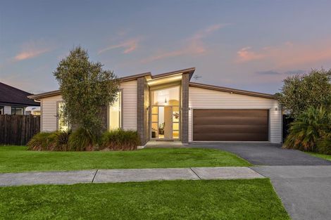 Photo of property in 8 Sir Lincoln Drive, Kumeu, 0810