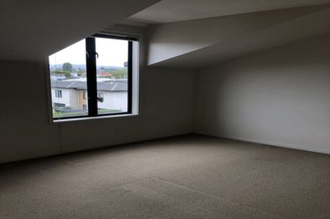 Photo of property in 3 Barnea Circle, Glen Eden, Auckland, 0602