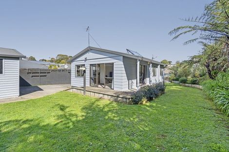 Photo of property in 118 Riversdale Drive, Merrilands, New Plymouth, 4312