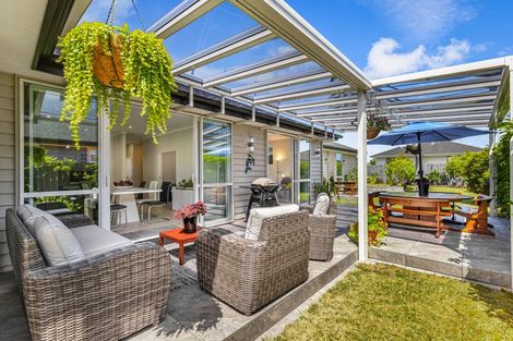 Photo of property in 17 Larmer Drive, Kumeu, 0810