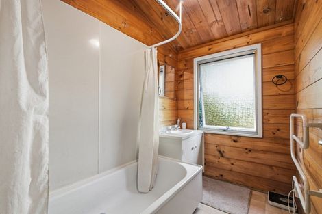 Photo of property in 4 Irwin Place, Kinloch, Taupo, 3377