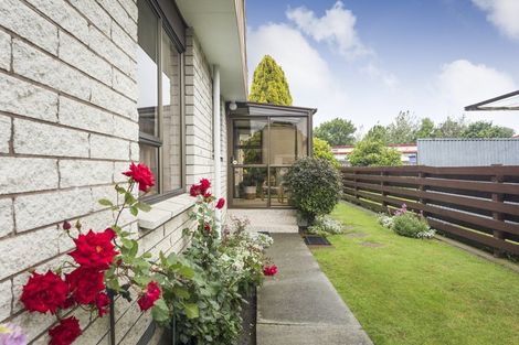 Photo of property in 6 Chertsey Court, Roslyn, Palmerston North, 4414