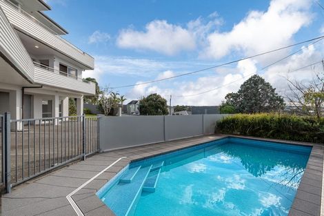 Photo of property in 1/3 Garadice Road, Rothesay Bay, Auckland, 0630