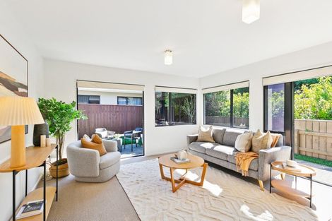 Photo of property in 7b Lyndfield Lane, Newlands, Wellington, 6037