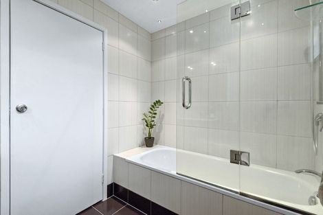 Photo of property in 2 Lyons Avenue, Murrays Bay, Auckland, 0630