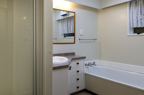 Photo of property in 6 Wakefield Grove, Waikanae, 5036