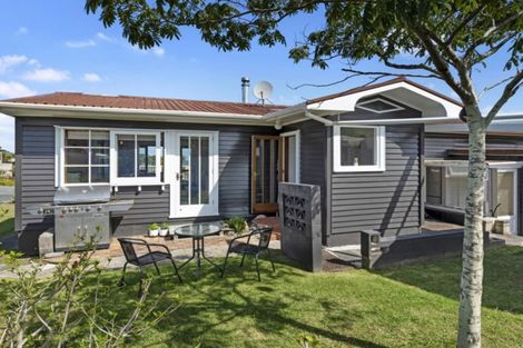 Photo of property in 4 Penguin Street, Leigh, 0985