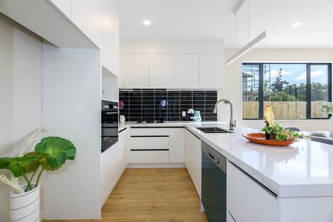 Photo of property in 12 September Place, Forrest Hill, Auckland, 0620