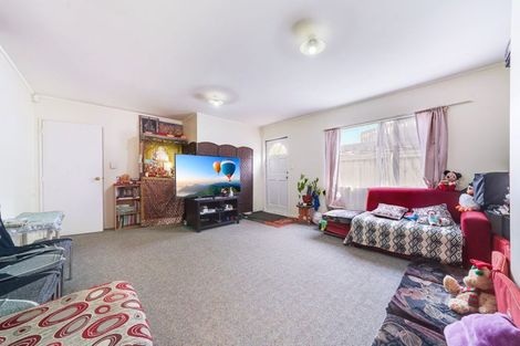 Photo of property in 2/6 Eulogy Place, Randwick Park, Auckland, 2105