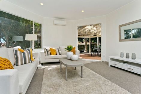 Photo of property in 17 Goldfinch Rise, Unsworth Heights, Auckland, 0632