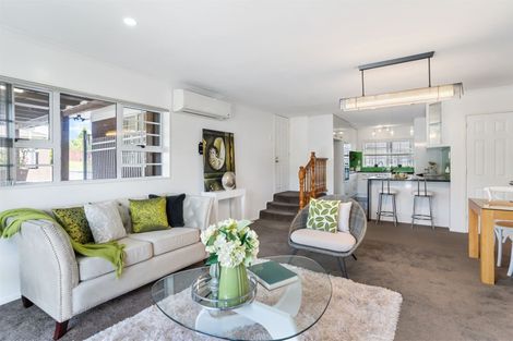 Photo of property in 121 Everglade Drive, Totara Heights, Auckland, 2105