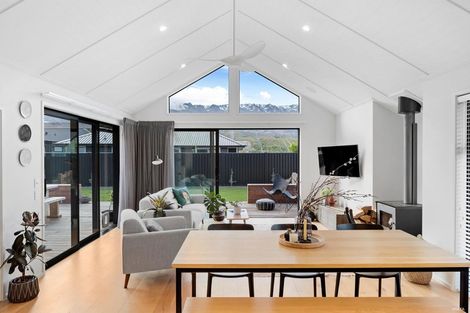 Photo of property in 48 Stratford Drive, Mount Pisa, Cromwell, 9383