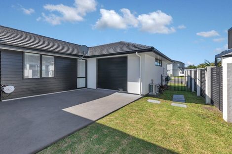 Photo of property in 7 Fred Carr Place, One Tree Point, 0118