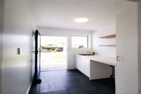 Photo of property in 15 Kelman Road, Kelston, Auckland, 0602