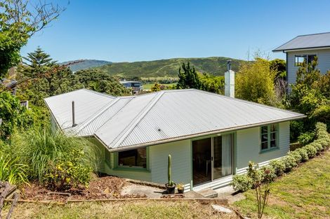 Photo of property in 15 Mana View Road, Paremata, Porirua, 5026