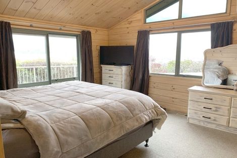 Photo of property in 8a Riverstone Drive, Riverstone Terraces, Upper Hutt, 5018