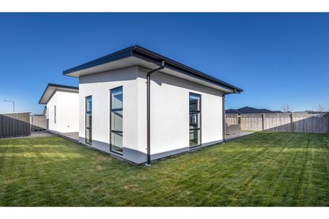 Photo of property in 33 Highgate Drive, Rangiora, 7400