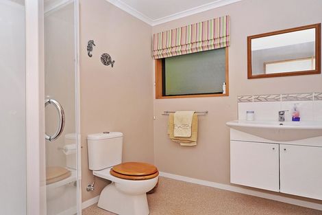 Photo of property in 1 Wincanton Place, Awapuni, Palmerston North, 4412