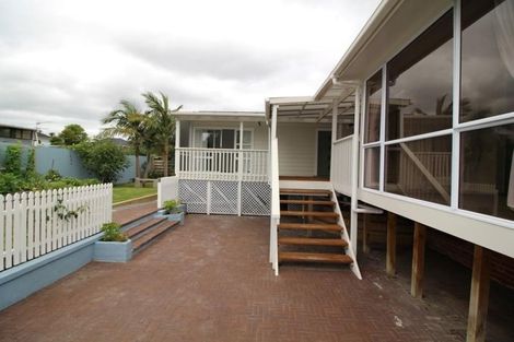 Photo of property in 1 Gaede Terrace, Sunnyvale, Auckland, 0612