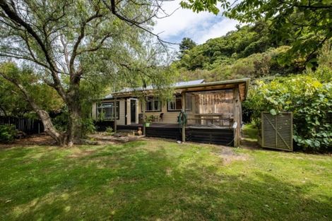 Photo of property in 27 Buller Street, Picton, 7220